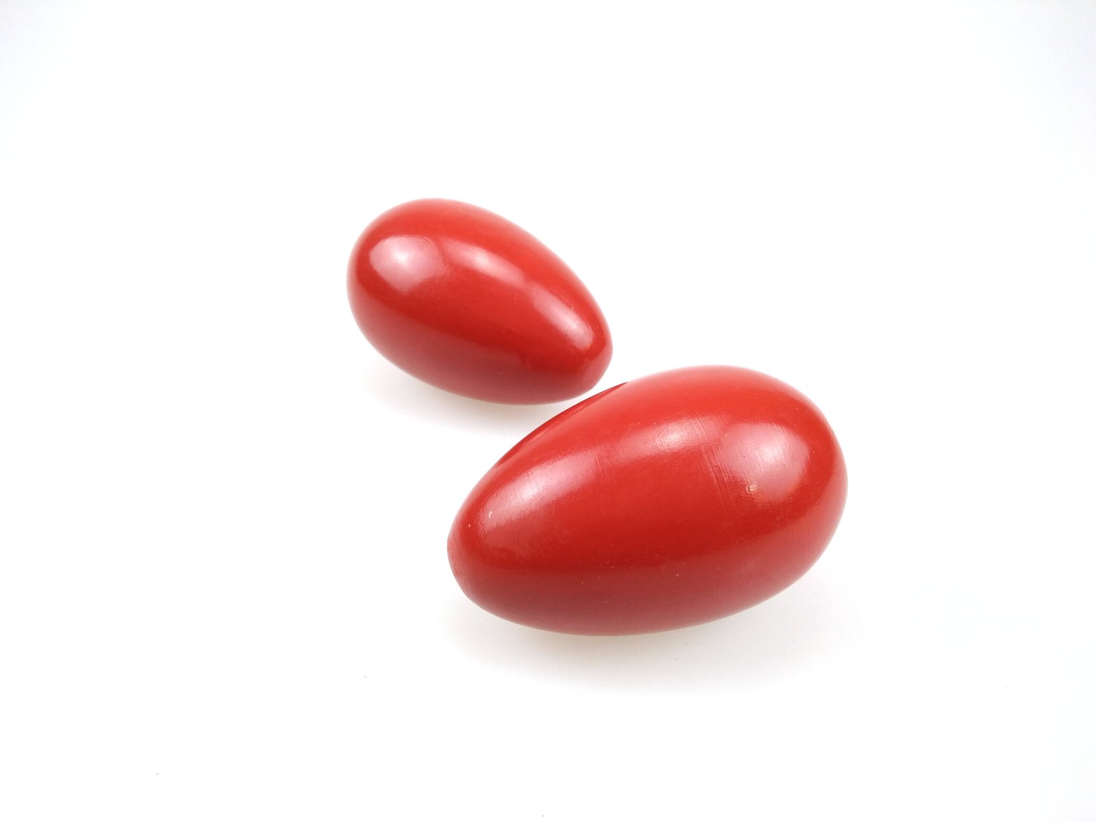 egg shakers M016-2 red finish wooden pair